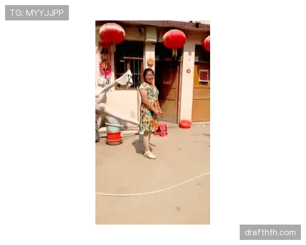 菜市场排队碰到叶诗文，像邻家阿姨一回头手上的表却把差距摔在地上